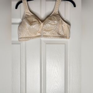 Breezies 42D VANILLA Wild Rose Lace Seamless Wirefree No Padding Women’s Bra